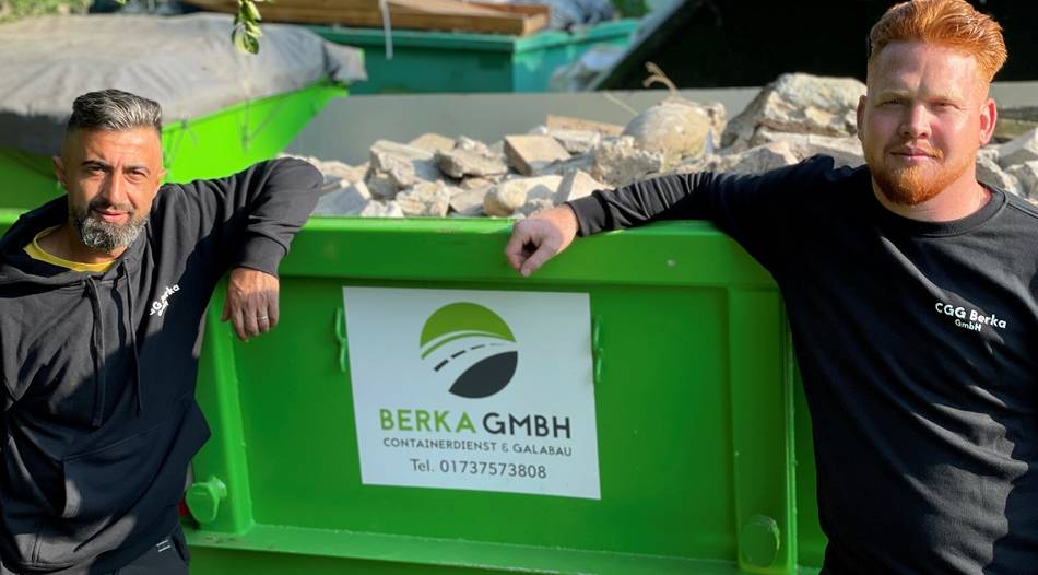 voller, grüner Container