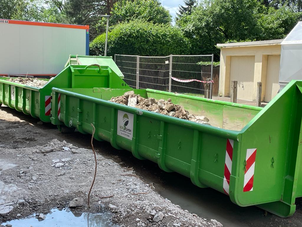 grüner Container für Spermüll