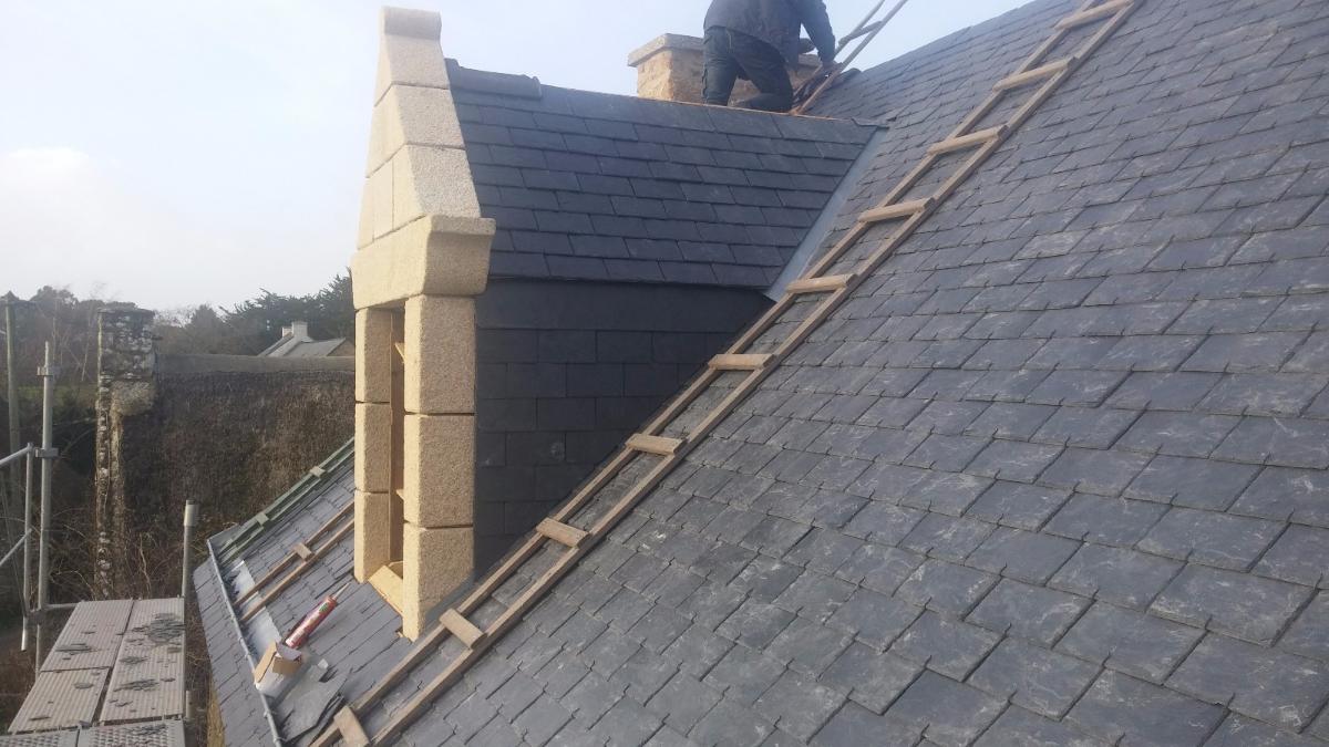 Pose de couverture en ardoise