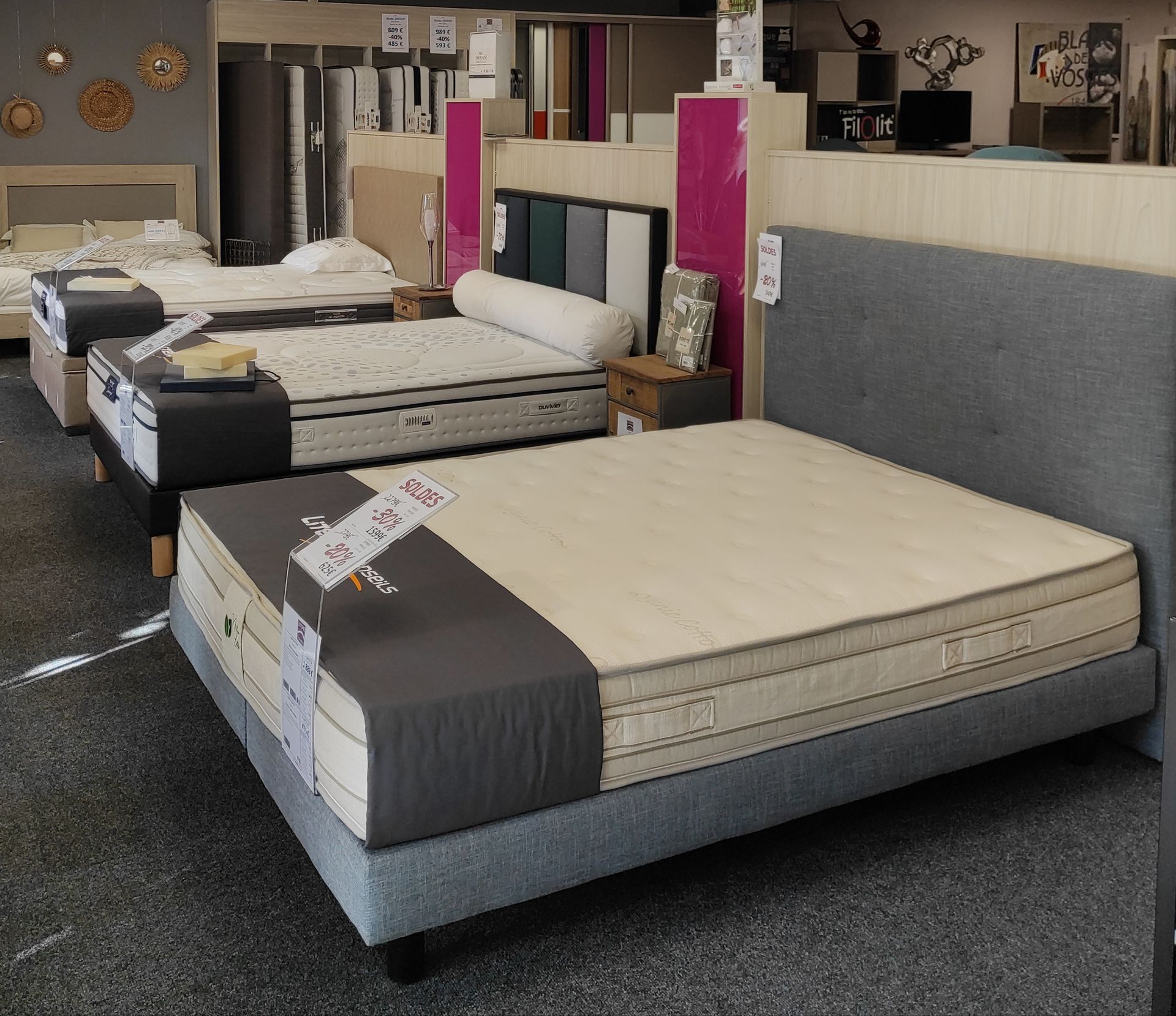 Différent lit exposé dans le magasin