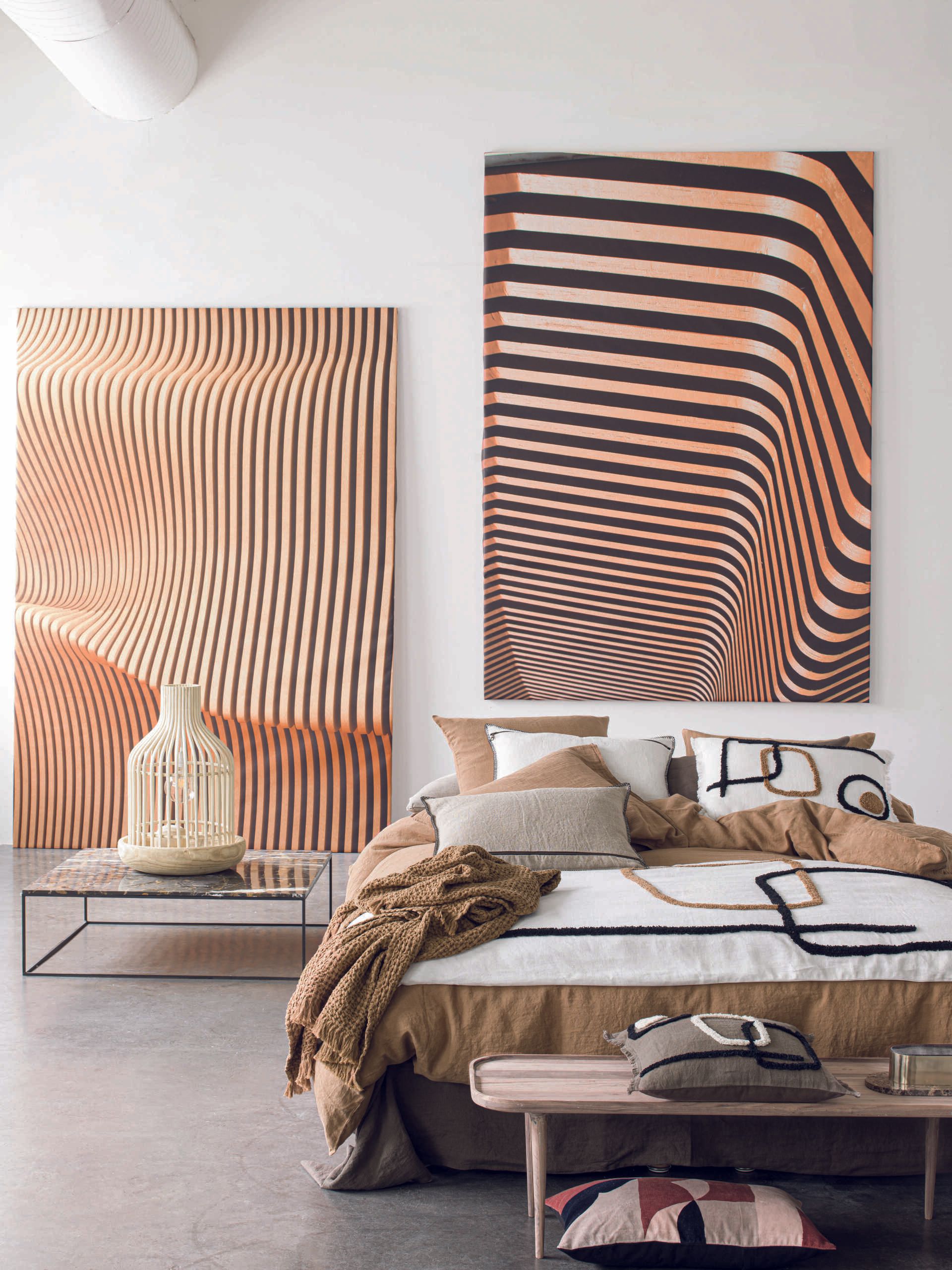 Chambre à coucher noire et marron avec motifs géométriques