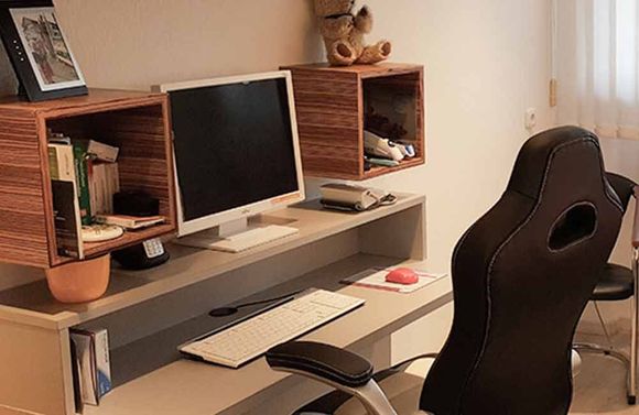 Ein Schreibtisch mit einem Computer, einer Tastatur und einer Maus darauf.