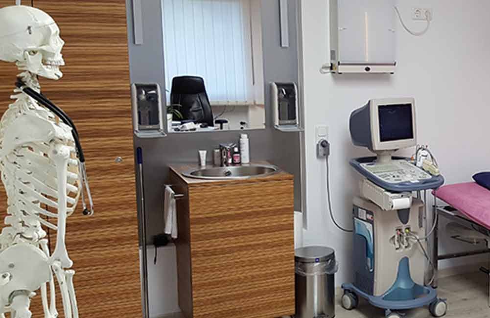 Ein Skelett mit einem Stethoskop um den Hals steht in einer Arztpraxis.