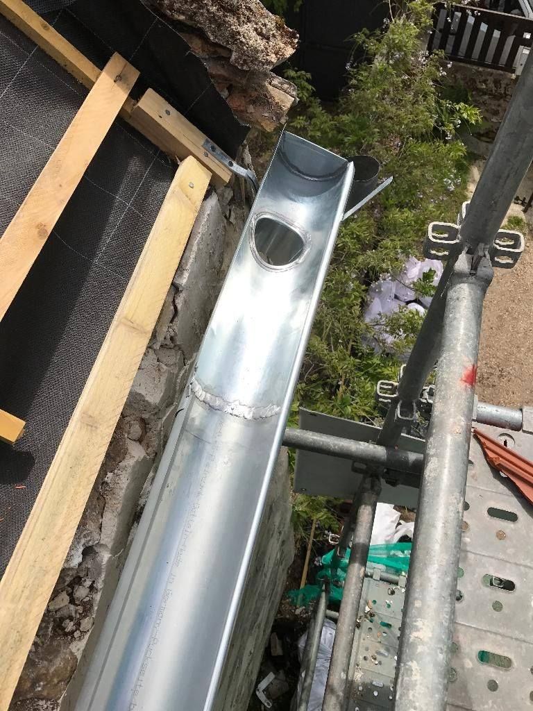 Pose de gouttières zinc