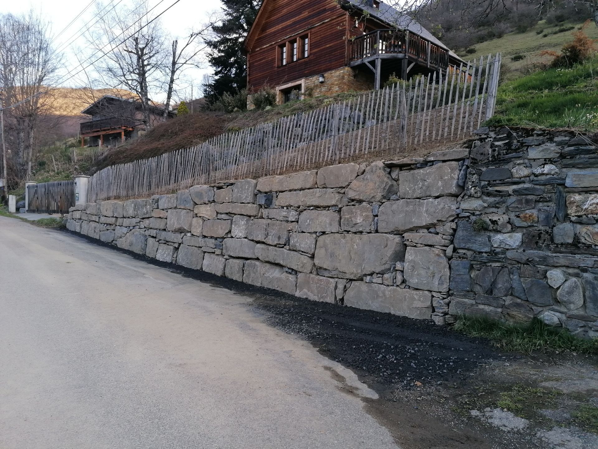 Mur de soutènement cyclopéen en pierre du pays