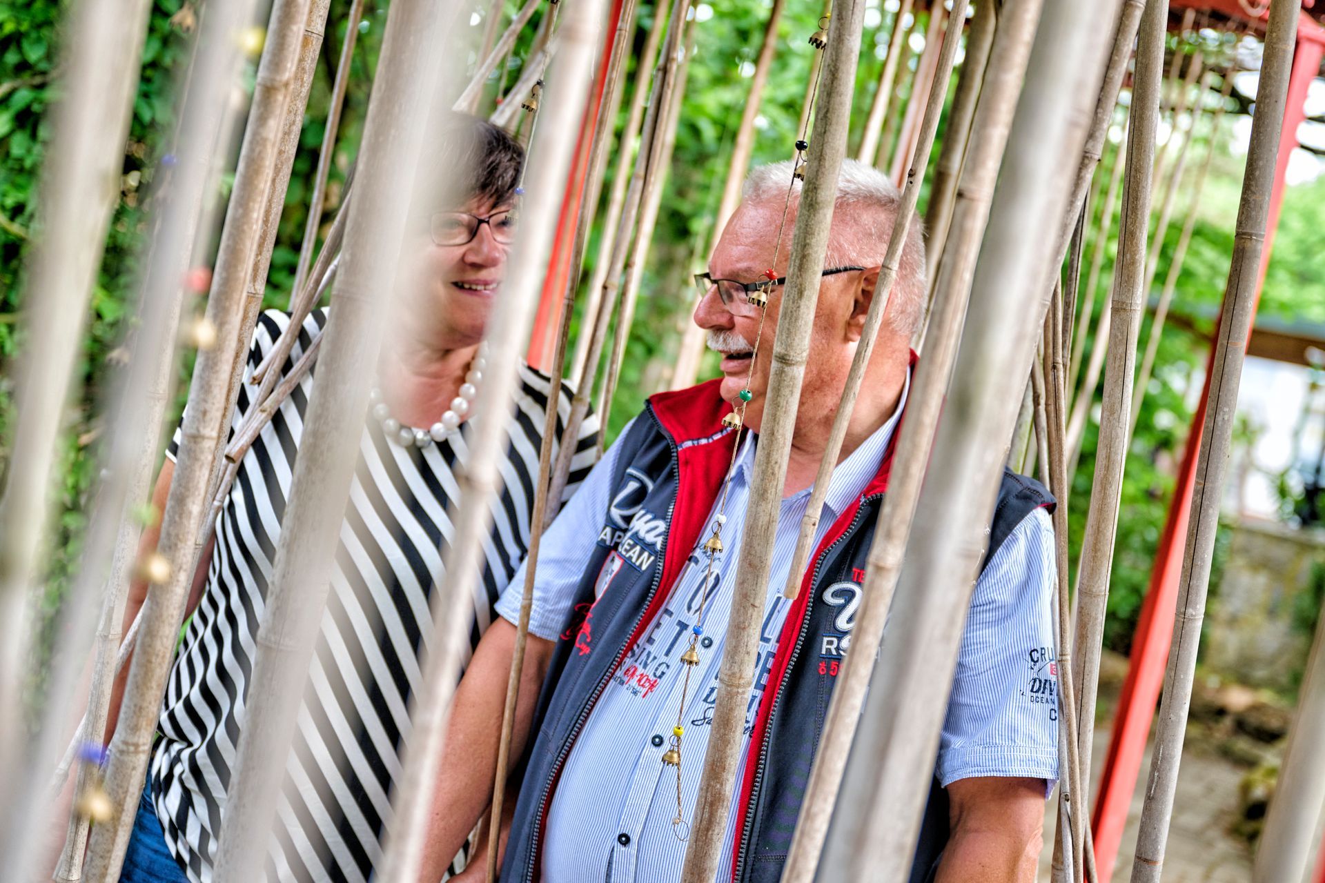 BSI e.V., Hand auf Laptoptastatur und andere Hand hält Handy