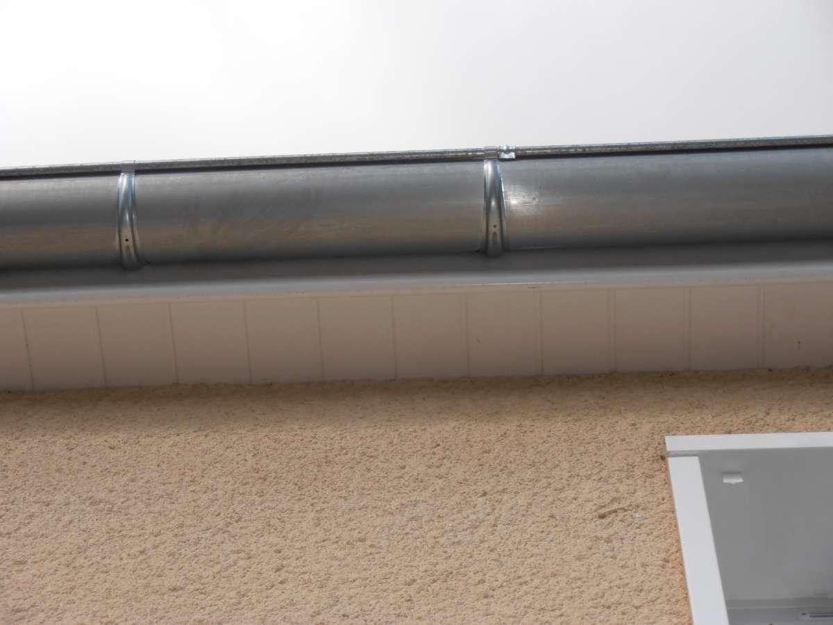 Bandeau PVC blanc (dessous de toit après).JPG
