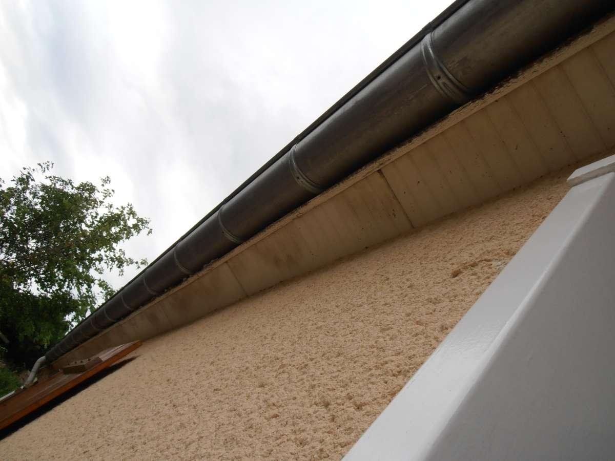Bandeau PVC blanc (dessous de toit avant).JPG