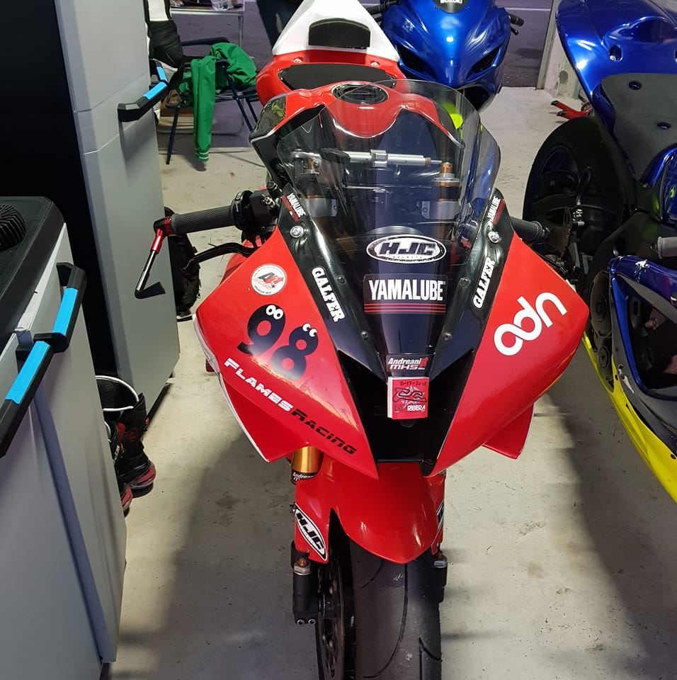 Una motocicleta roja con el número 98.