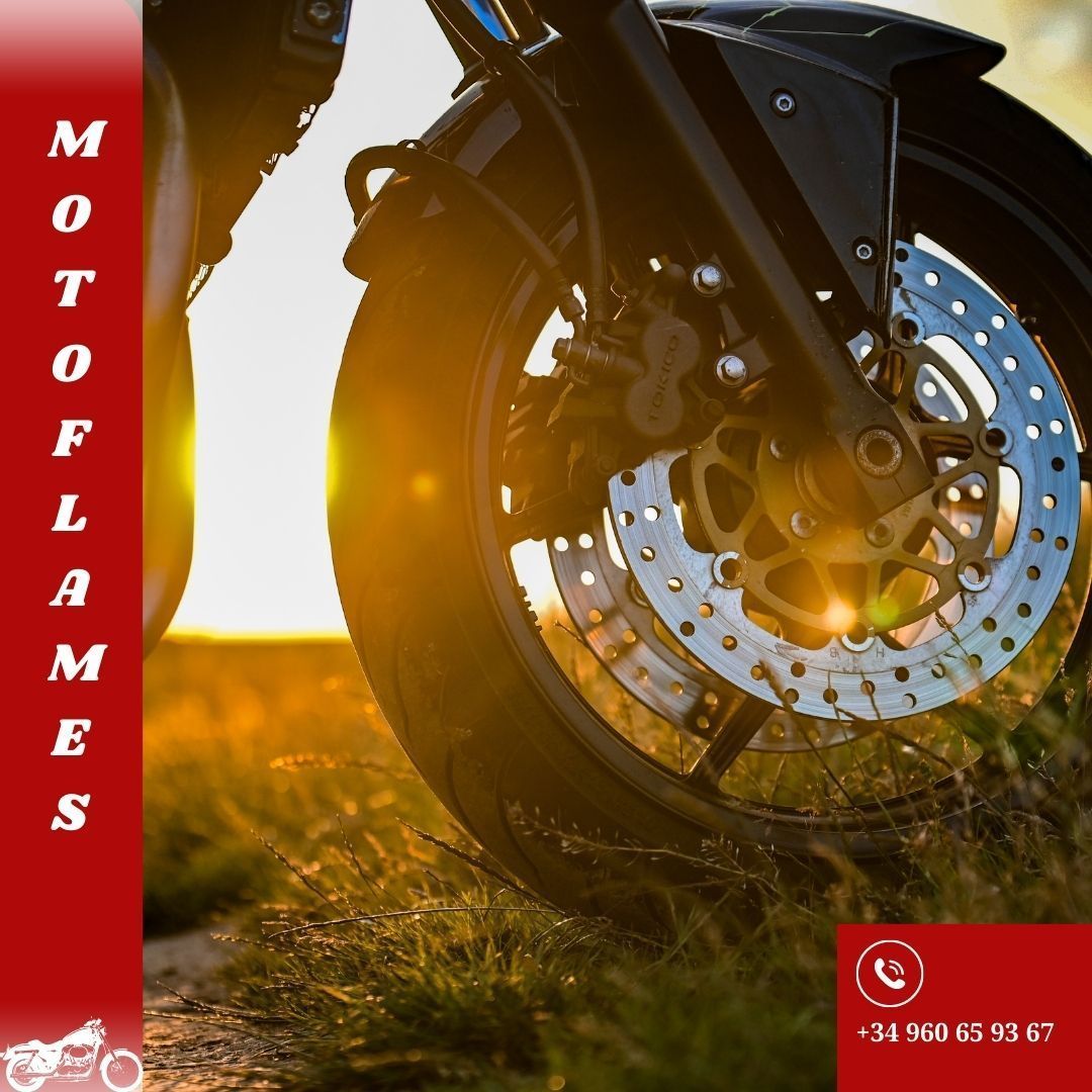 Un primer plano de la rueda delantera de una motocicleta.