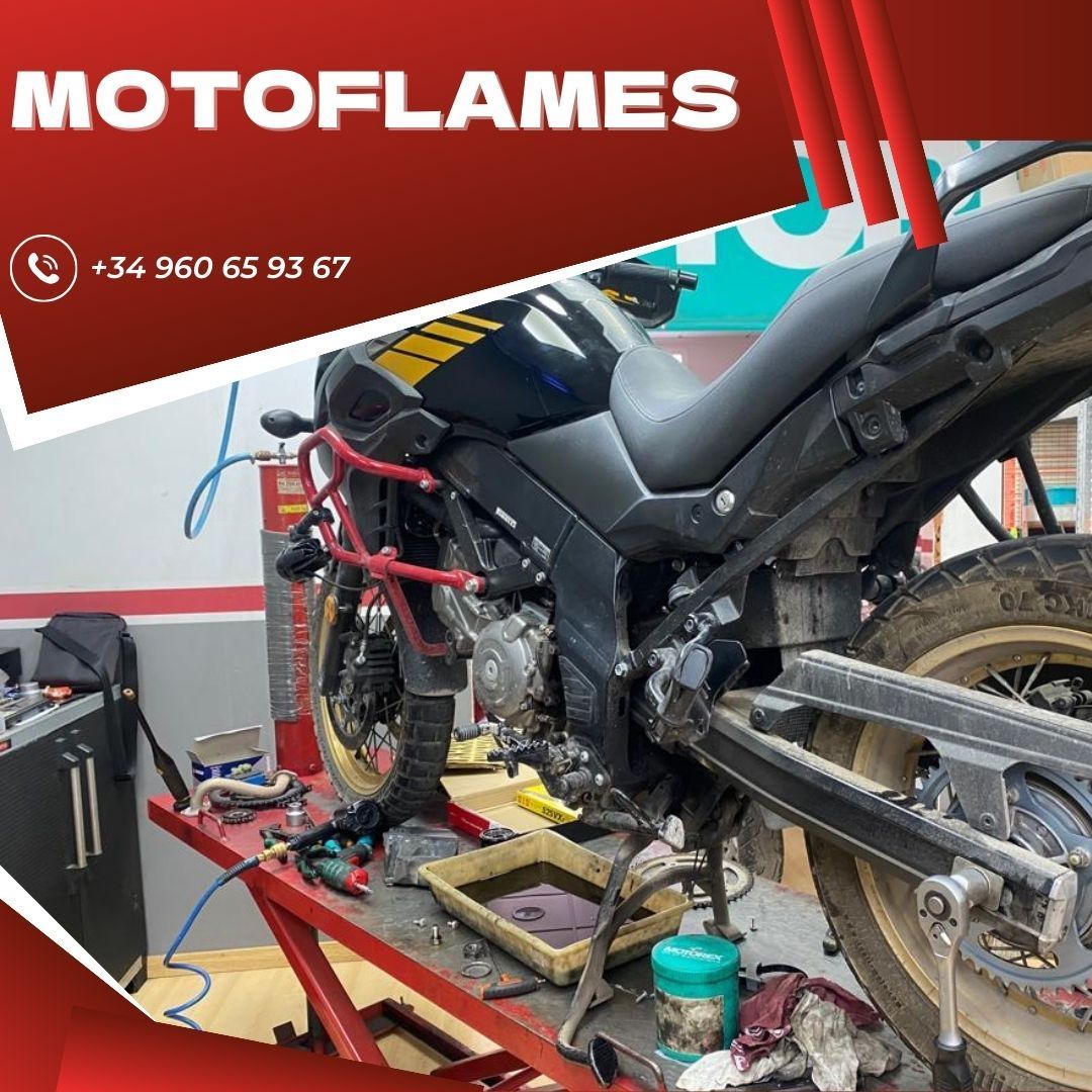 Una motocicleta está siendo reparada por motoflames