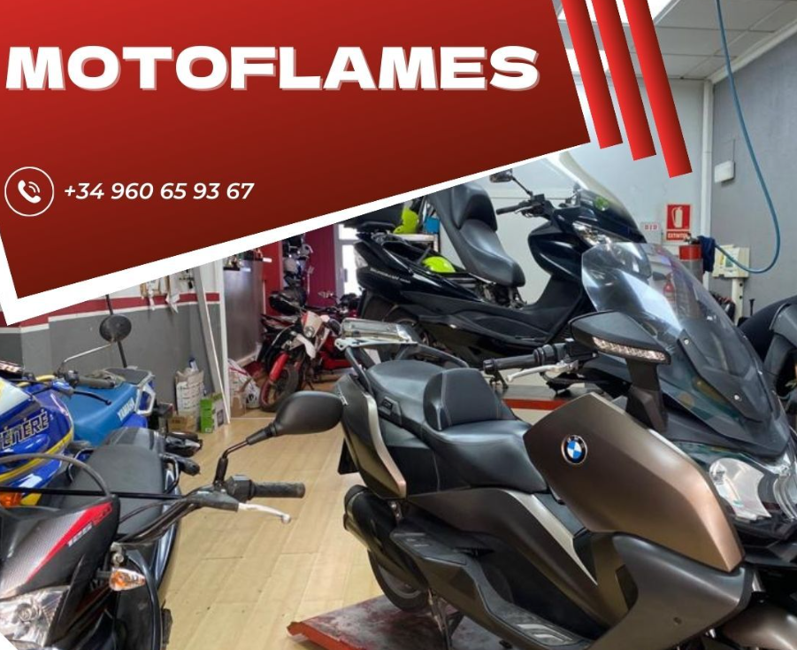 Una fila de motocicletas están alineadas en una tienda llamada Motoflames