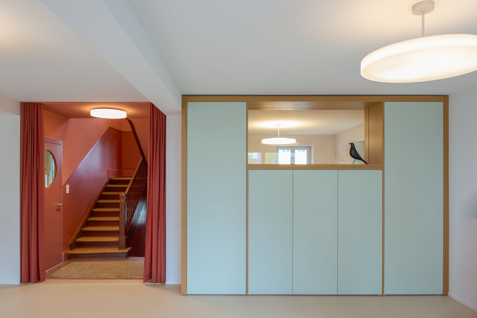 Eine Person schleift in einer Werkstattumgebung ein Holzbrett mit Rillen.