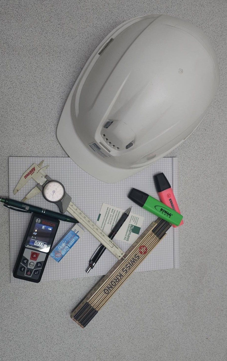 Mann in Latzhose montiert mit einem Schraubenzieher einen Holzschrank.