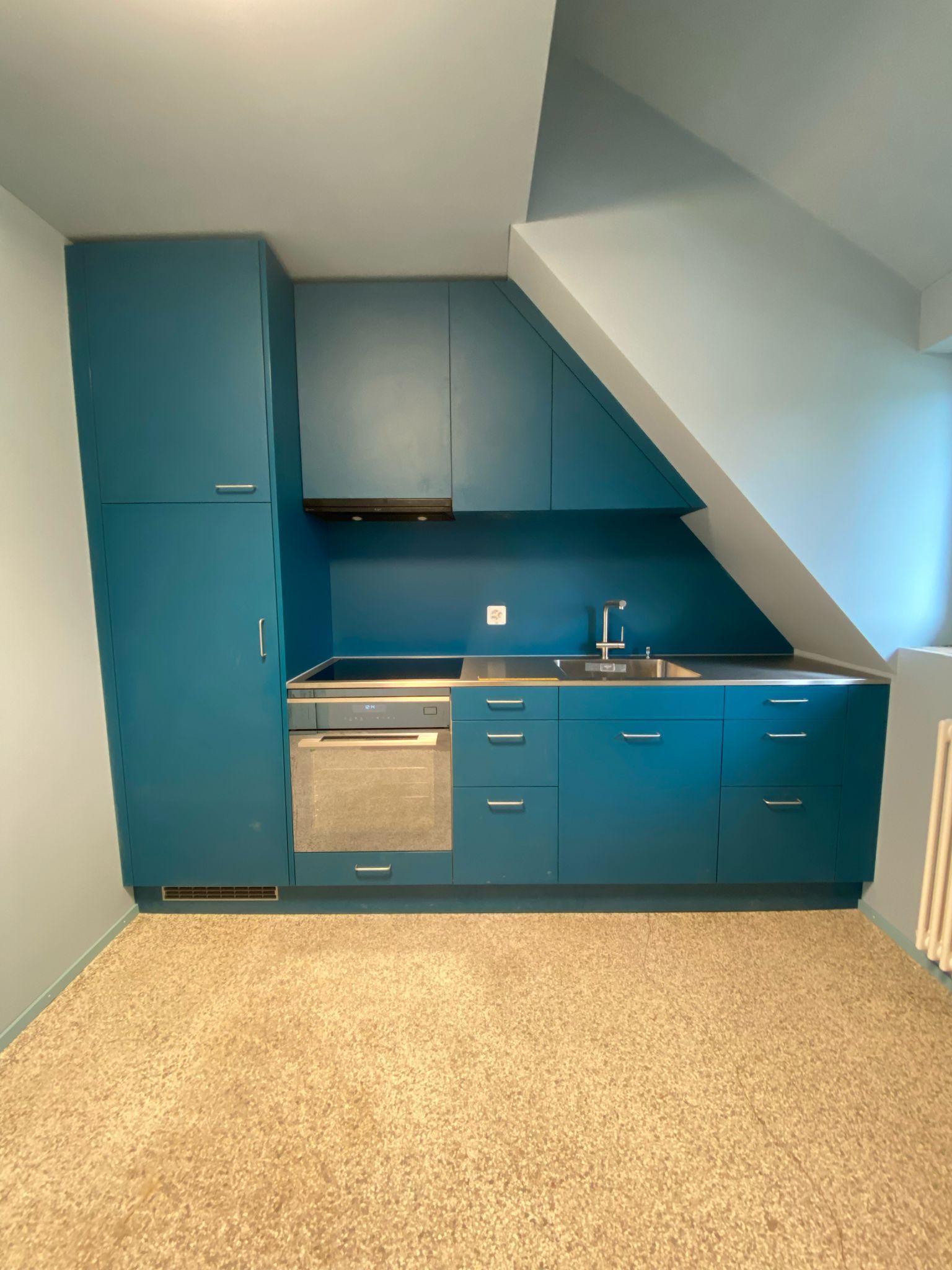 Die geöffnete Holztür gibt den Blick auf ein helles Freilicht frei; moderner Eingangsbereich mit Holzvertäfelung und grossem Fenster.