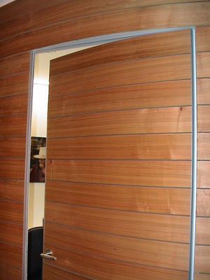 Die Holztür ist einen Spalt breit geöffnet und gibt einen Blick ins Innere frei.