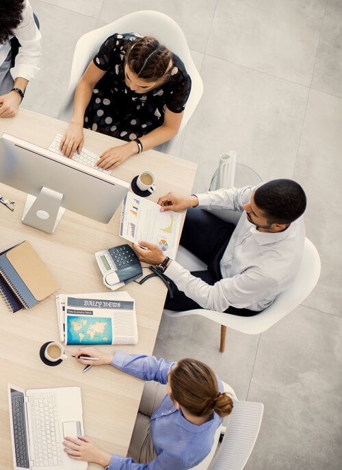 Groupe de collègues travaillant ensemble