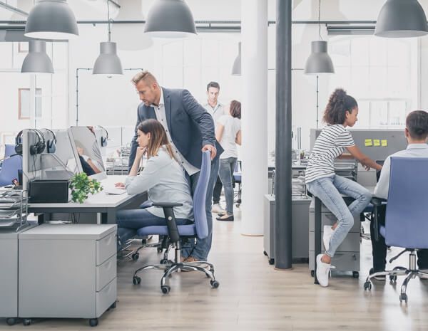 Open space avec plusieurs personnes