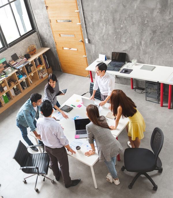 Personnes travaillant ensemble dans un grand bureau