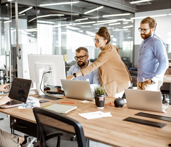 Table de réunion et fauteuils ergonomiques blancs