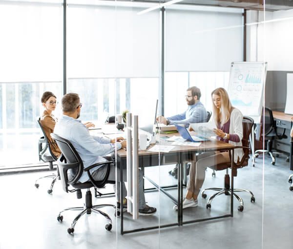 Salle de travail avec plusieurs collègues