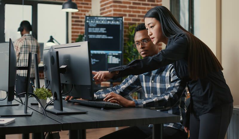 Deux jeunes programmateurs travaillant
