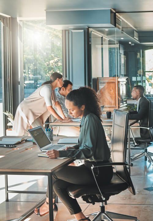 Jeune femme travaillant en open space