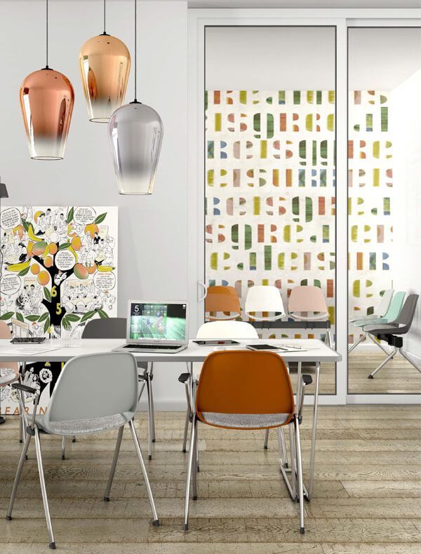 Salle pour visiteur avec chaises colorées