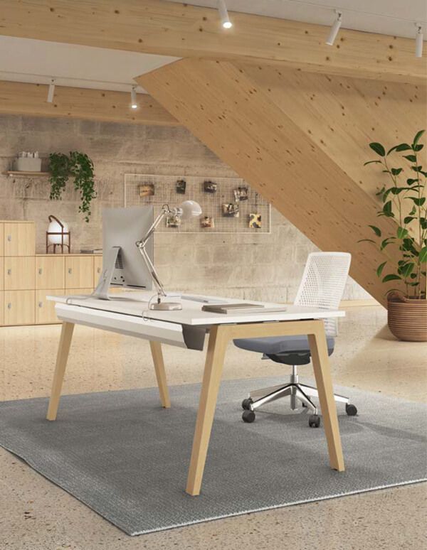 Bureau moderne dans des combles