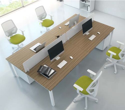 Bureaux en face à face avec ordinateurs et sèges à assises verte