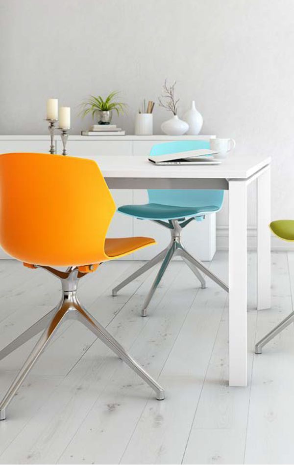 Chaises de pause bleu clair et orange