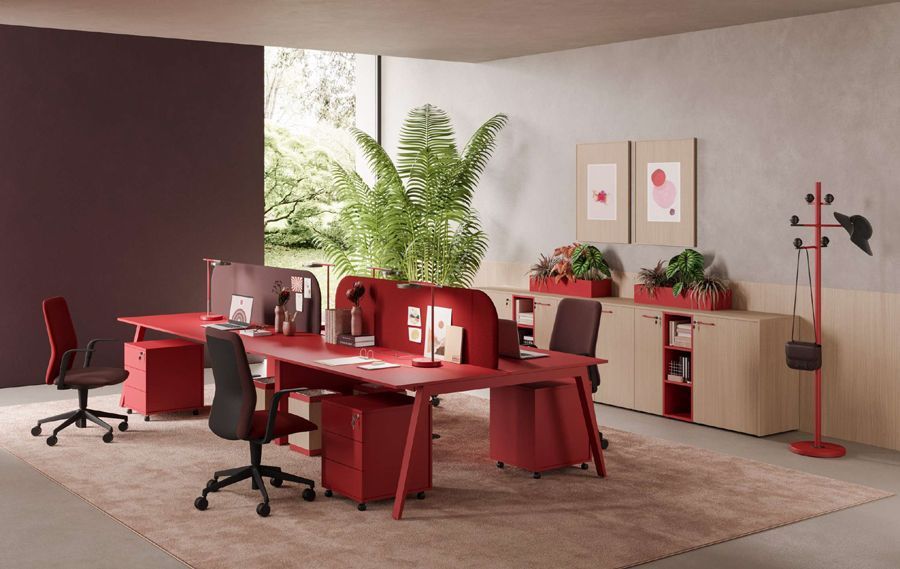 Bureau avec mobilier rouge