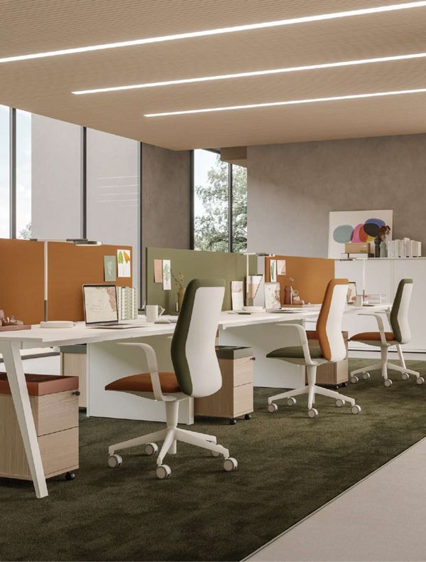 Bureaux de type openspace avec fauteuils orange, vert et blanc et cloisons acoustiques