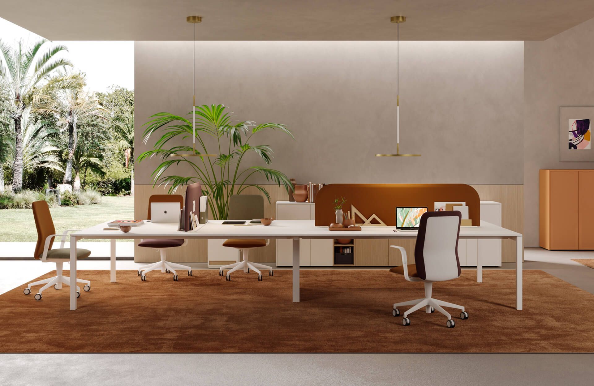 Bureau en open space avec mobilier orangé