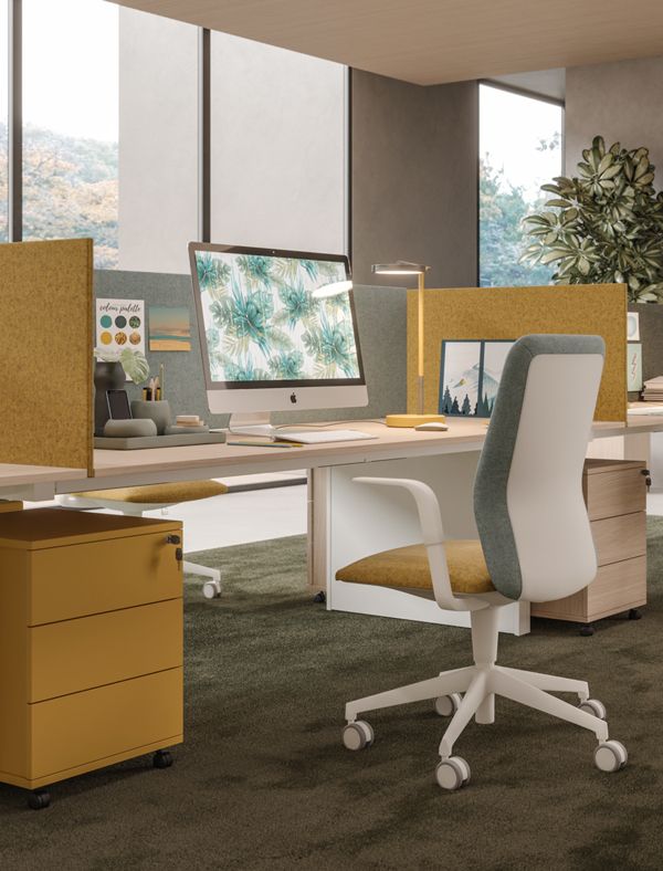 Open space avec chaises blanches, jaunes et vertes