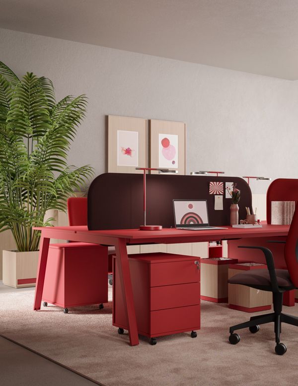 Bureaux en open space de couleur rouge avec plante décorative