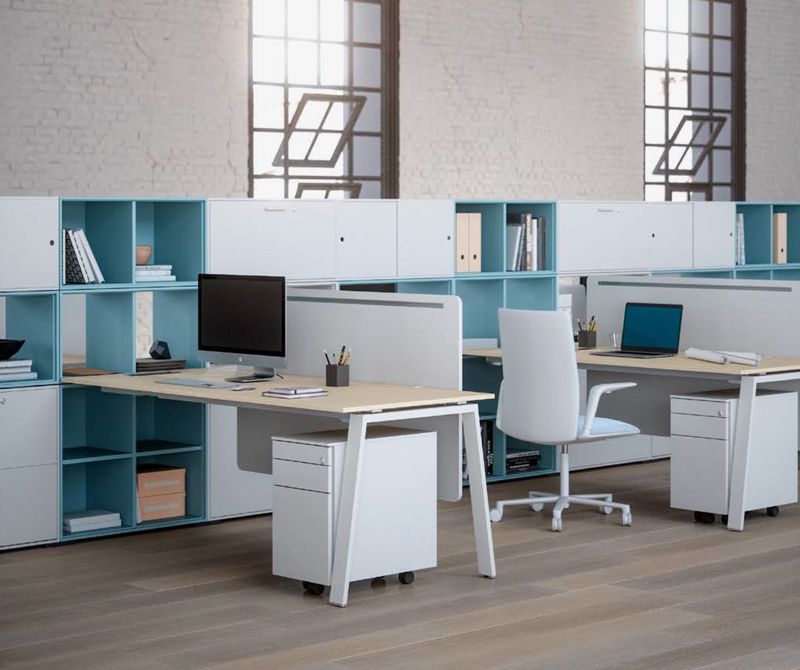 Bureaux d'open space bleu et blanc