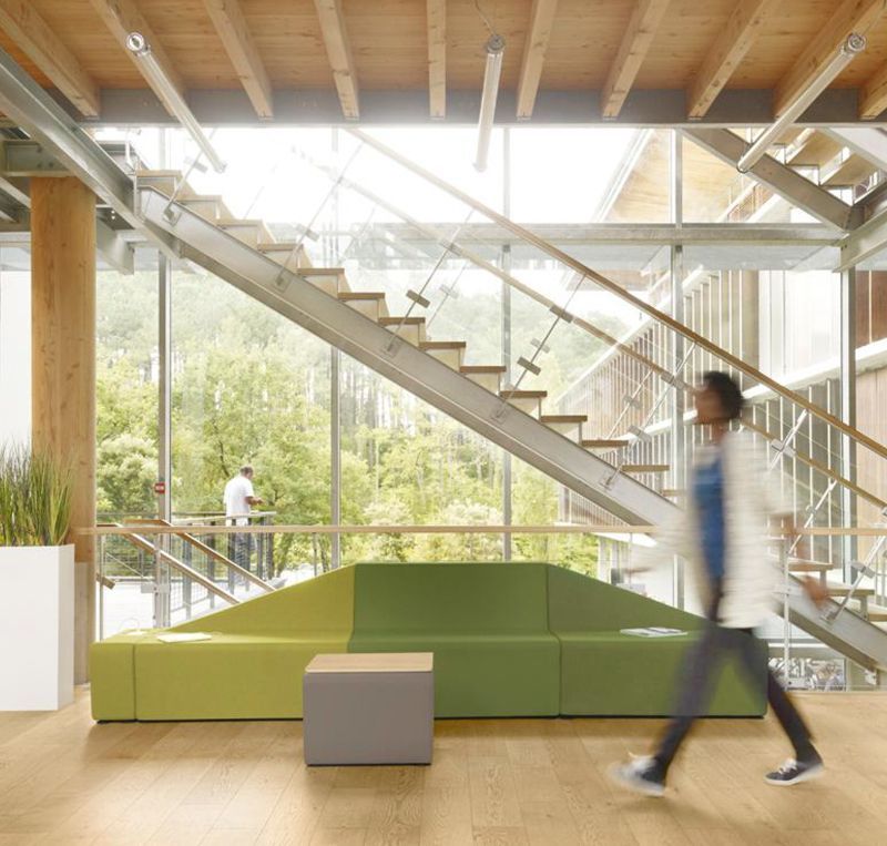 Hall pour visiteurs avec fauteuils verts