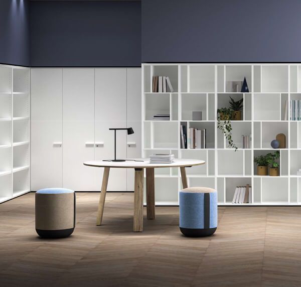 Table ronde en salle d'attente et tabourets rond