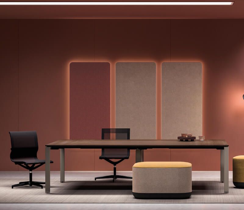 Bureau dans une pièce avec mur rose