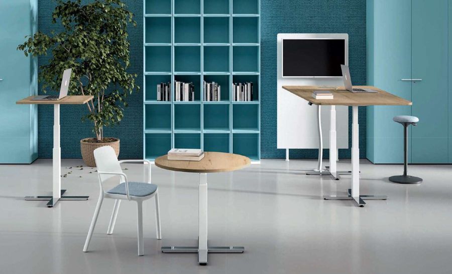 Salle pour visiteurs avec mur bleu