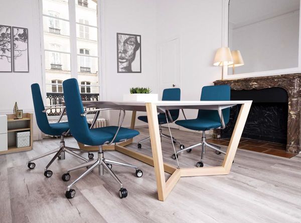 Chaises de réunion bleue dans un bureau moderne