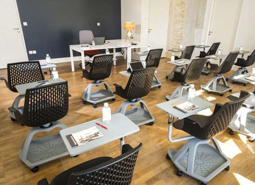 Sièges ergonomiques dans une salle de séminaire