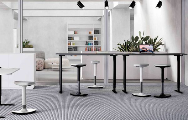 Salle de pause avec tabourets de bar