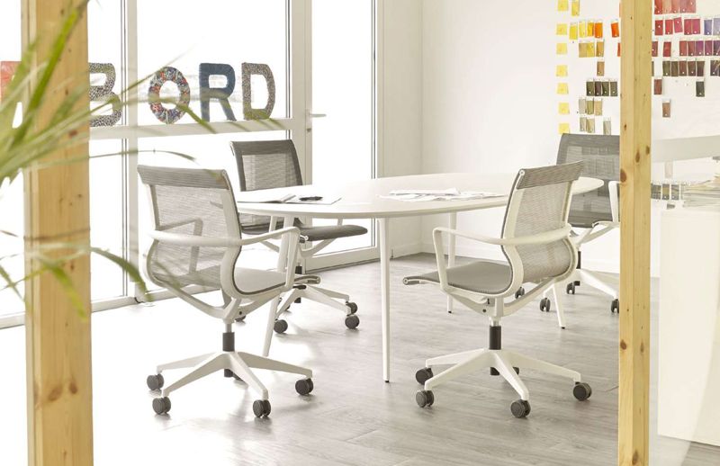 Table de réunion et fauteuils ergonomiques blancs