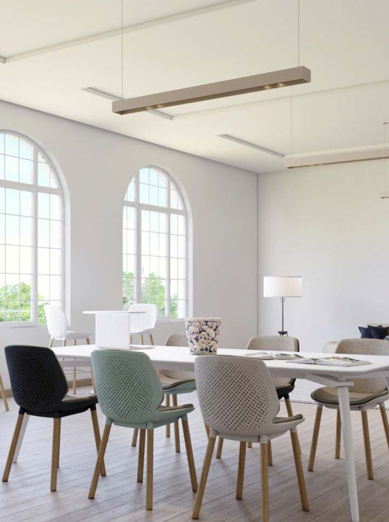 Salle de réunion avec sièges pastels