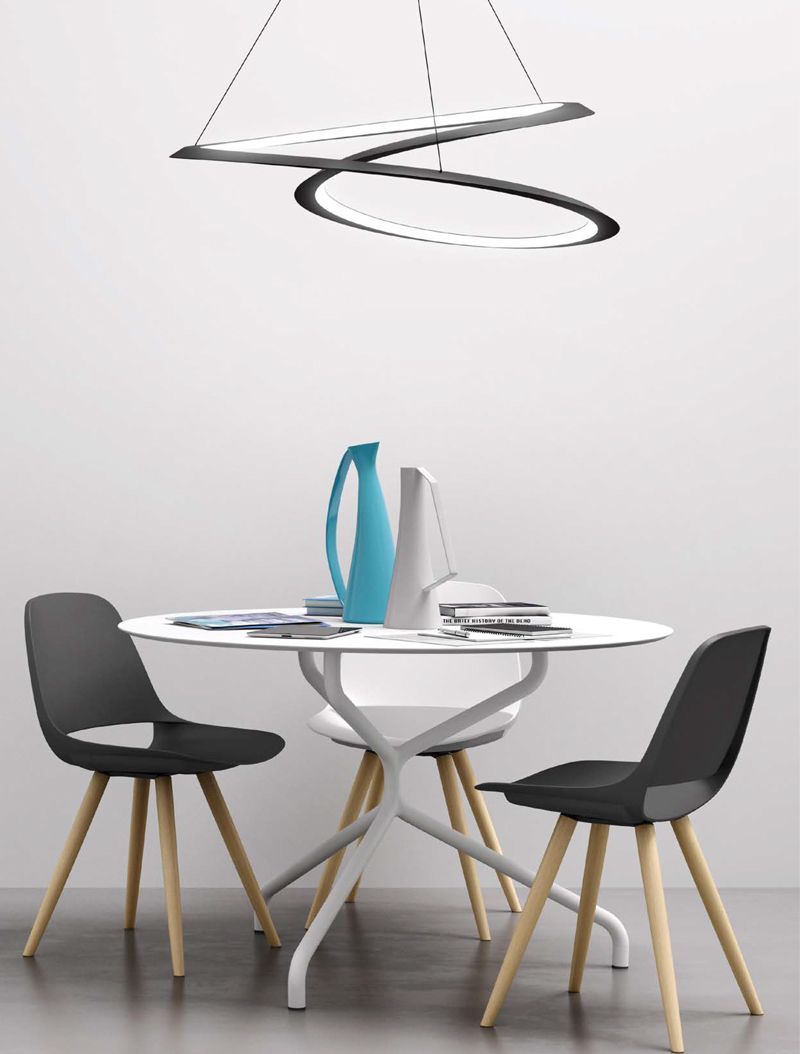 Table de pause avec vases et sièges noir et bois