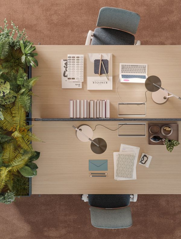 Bureau en bois clair avec chaises ergonomiques bleu clair