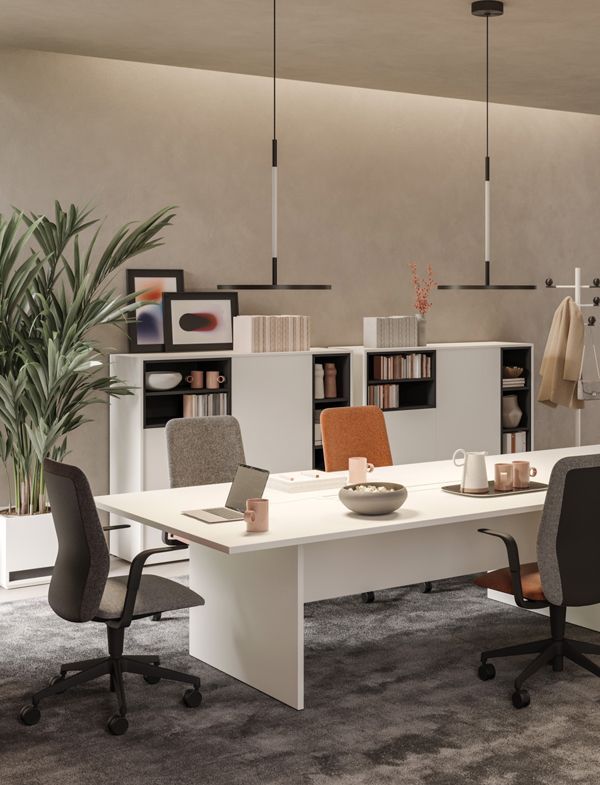 Bureau moderne avec tapis gris