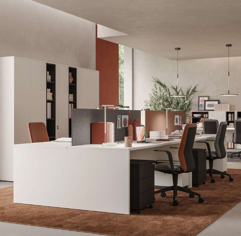 Bureaux et sièges avec armoires de rangements blanche